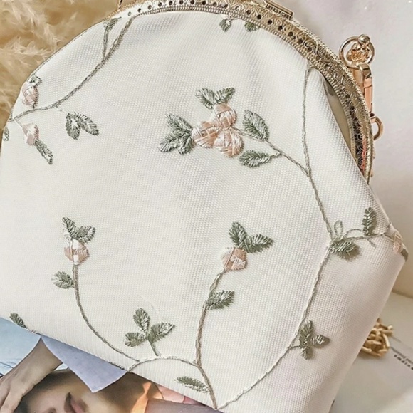 Flowery Lace Sling Purse - Picture 4 of 6